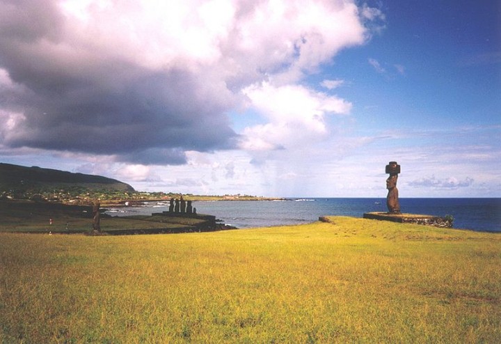 800px-Hangaroa_Moais 800px-Hangaroa_Moais
